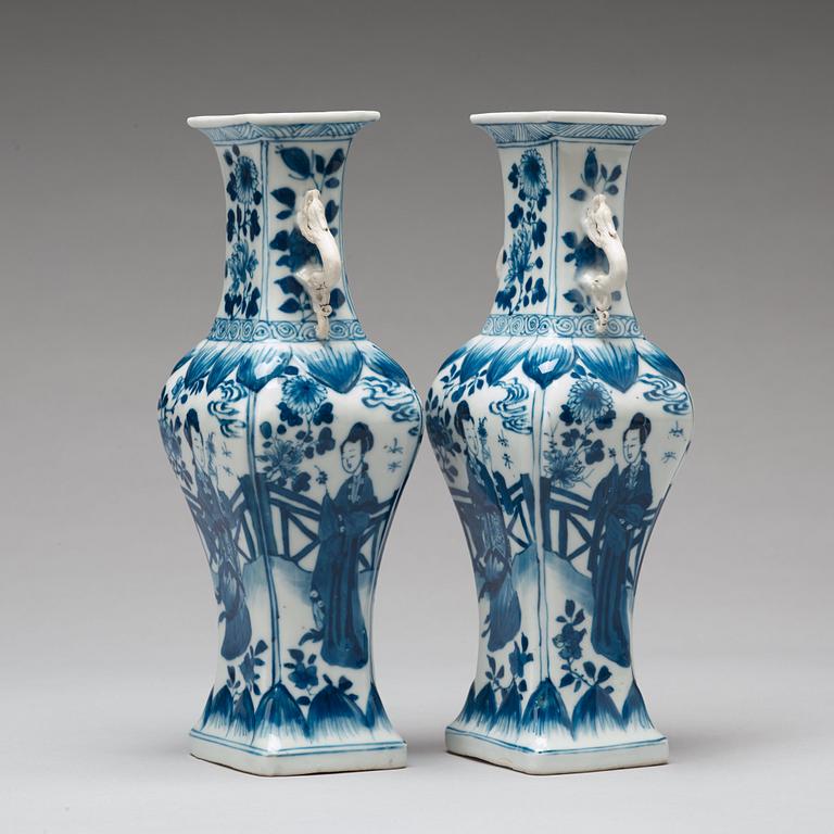 A pair of blue and white vases, Qing dynasty, Kangxi (1662-1722).