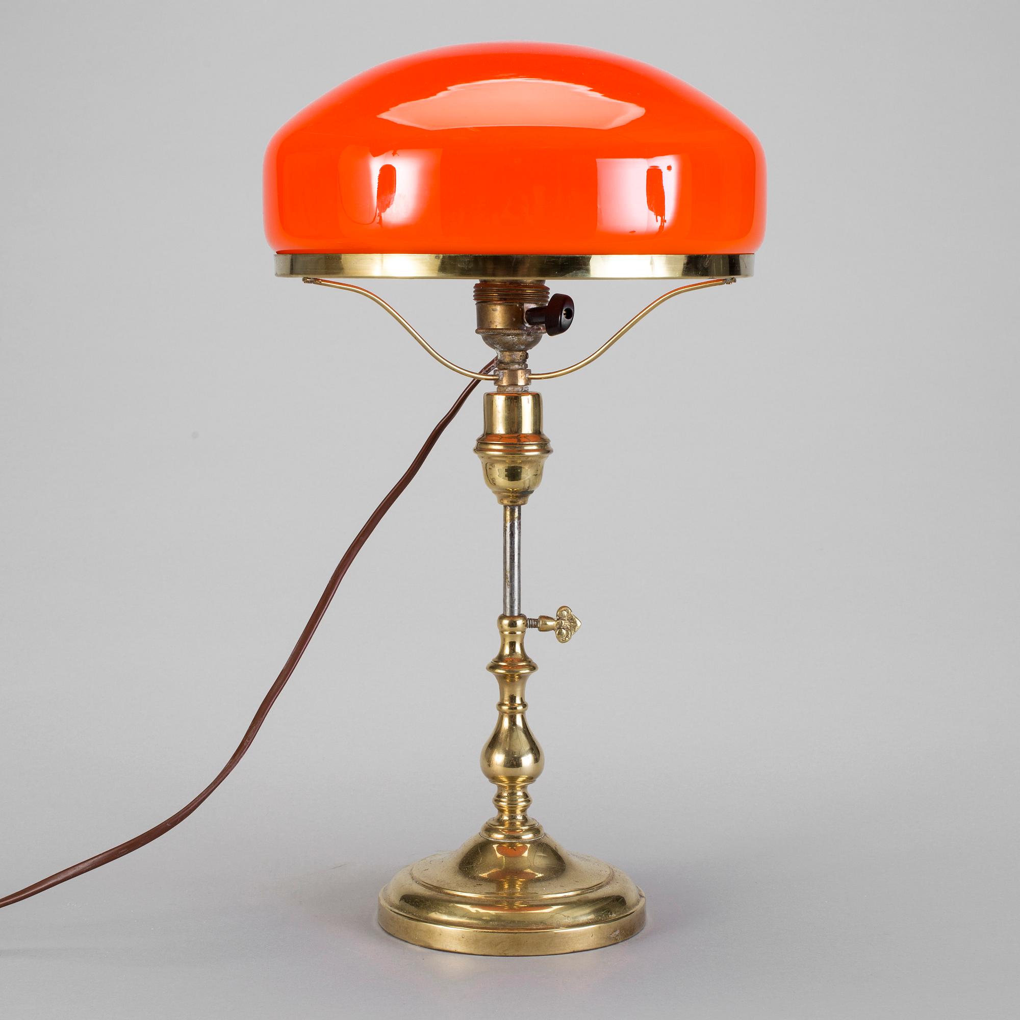 BORDSLAMPA I MÄSSING, så kallad Strindbergslampa, 1900-talets första hälft.