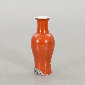 A CHINESE PORCELAIN VASE, CA 1900.