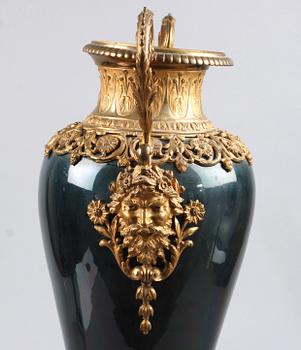 URNA, porslin och brons, 1800-talets slut.