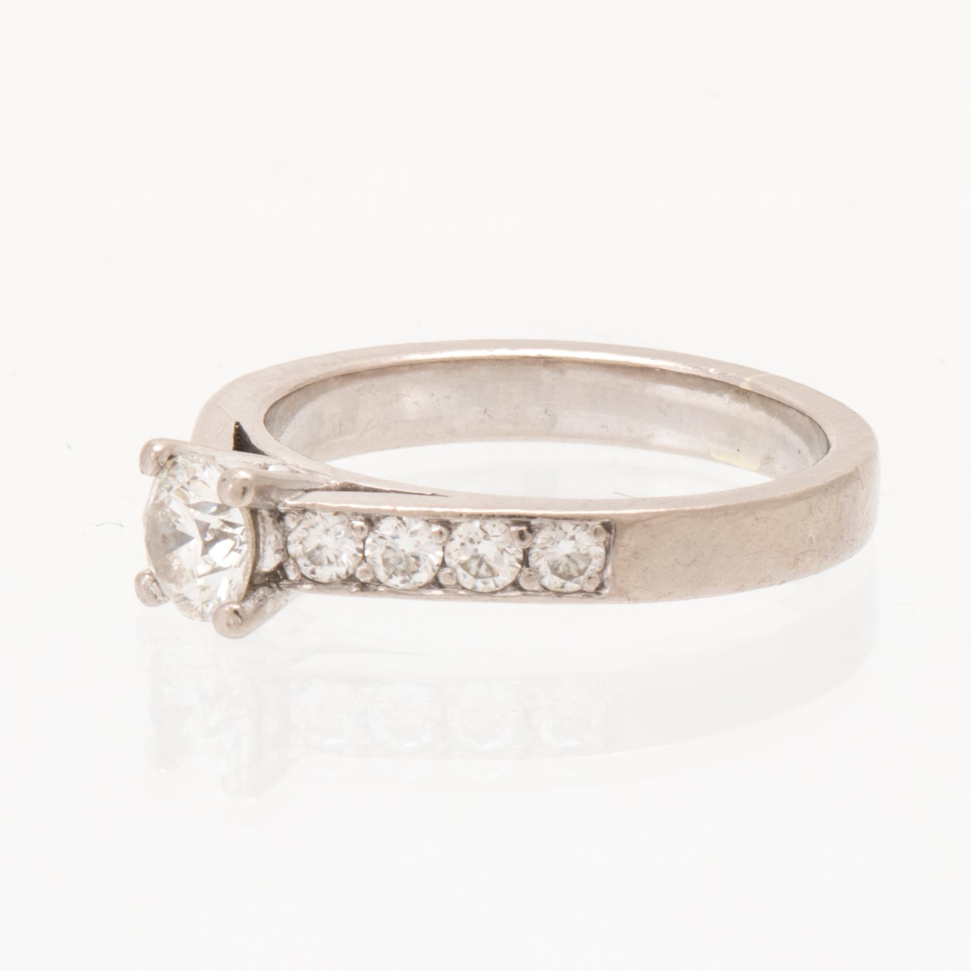 An 18K white gold ring set with round brilliant-cut diamonds.