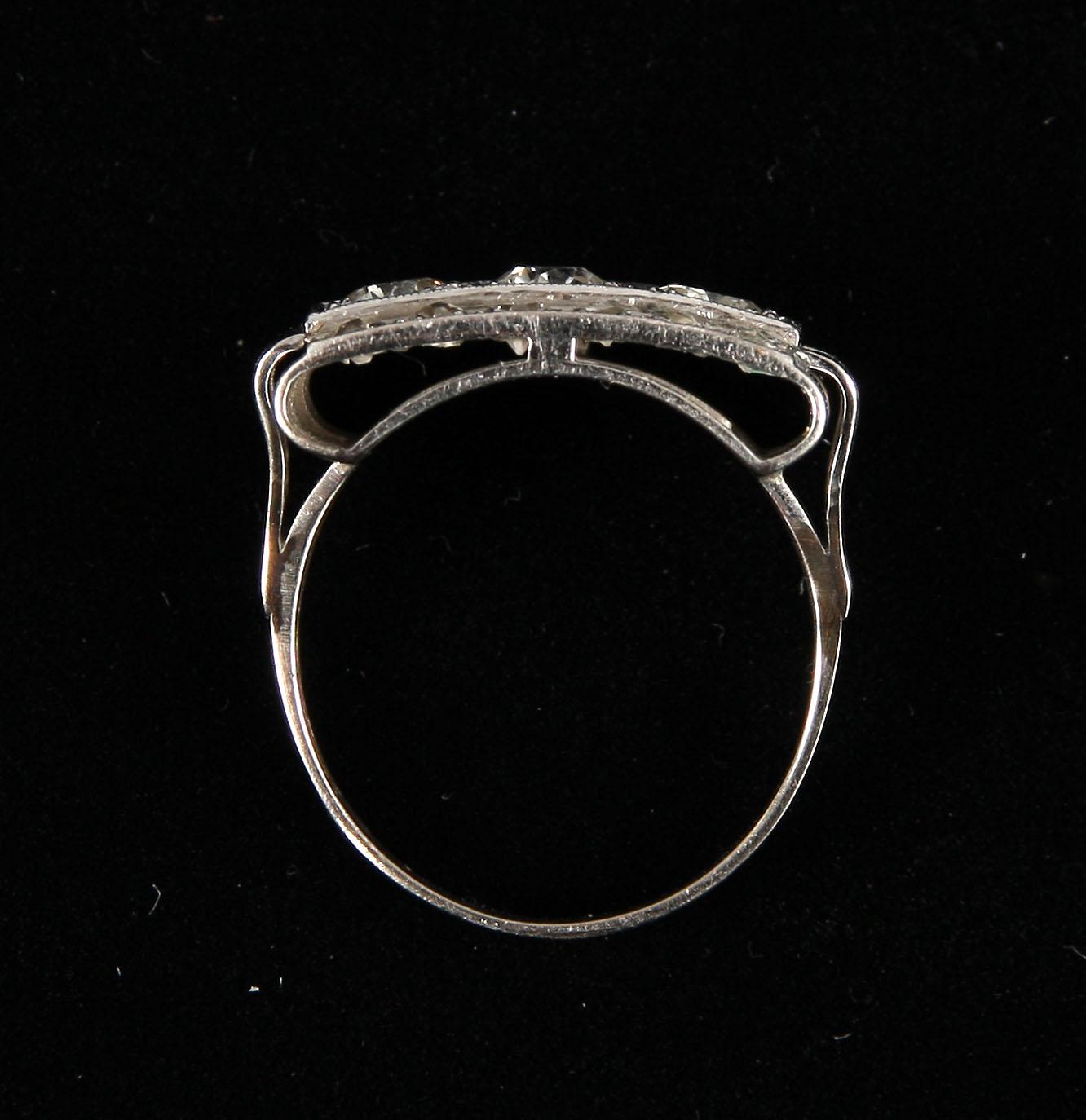 RING, 18K vitguld, 3 gammelslipade diamanter, tot ca 0,70 ct, samt rosenstenar.
