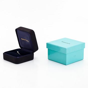 Tiffany & Co, sormus, platinaa ja 0,24 ct briljanttihiottu timantti. Sertifikaatilla.