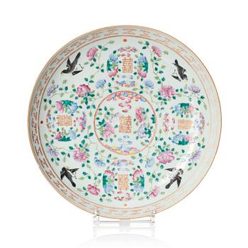 A large famille rose dish, late Qing dynasty/early 20th Century.