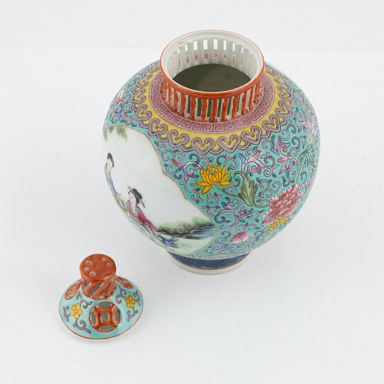 A Chinese jar with cover, 20th Century.