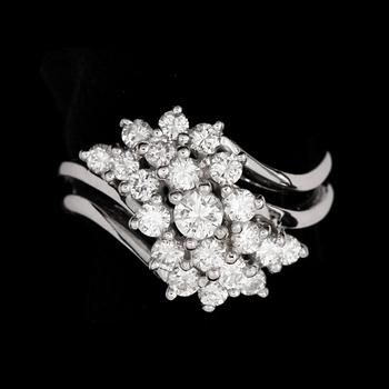 RING, 18k vitguld med briljantslipad diamanter tot ca1,25ct. 2000-tal. Vikt 6,9g.