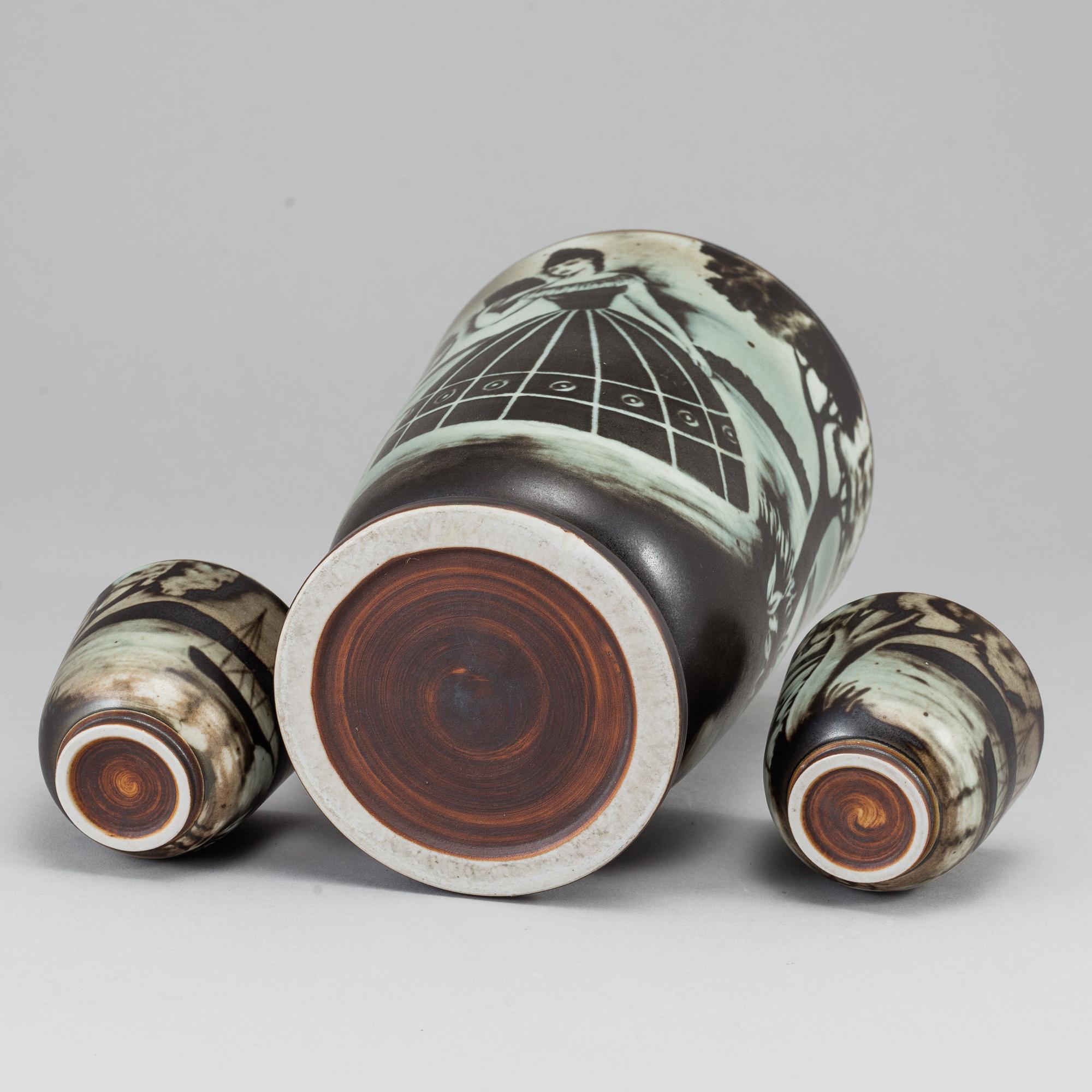 GUNNAR NYLUND, a "Flambé" stoneware vase and two cups, Rörstrand, 1930-40's.