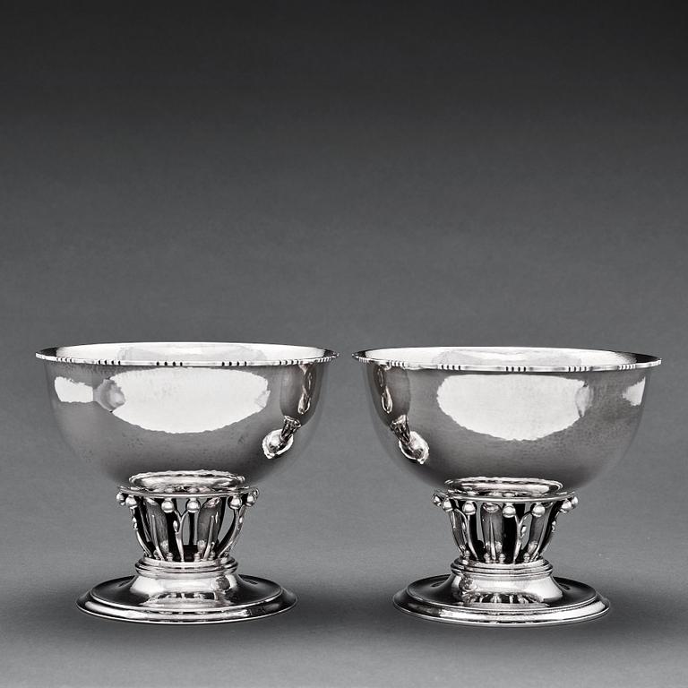 Georg Jensen, skålar 2 st, Köpenhamn  1915-1927 (otydligt), 830/1000 och 925/1000 silver, designnr 19 & 19A.