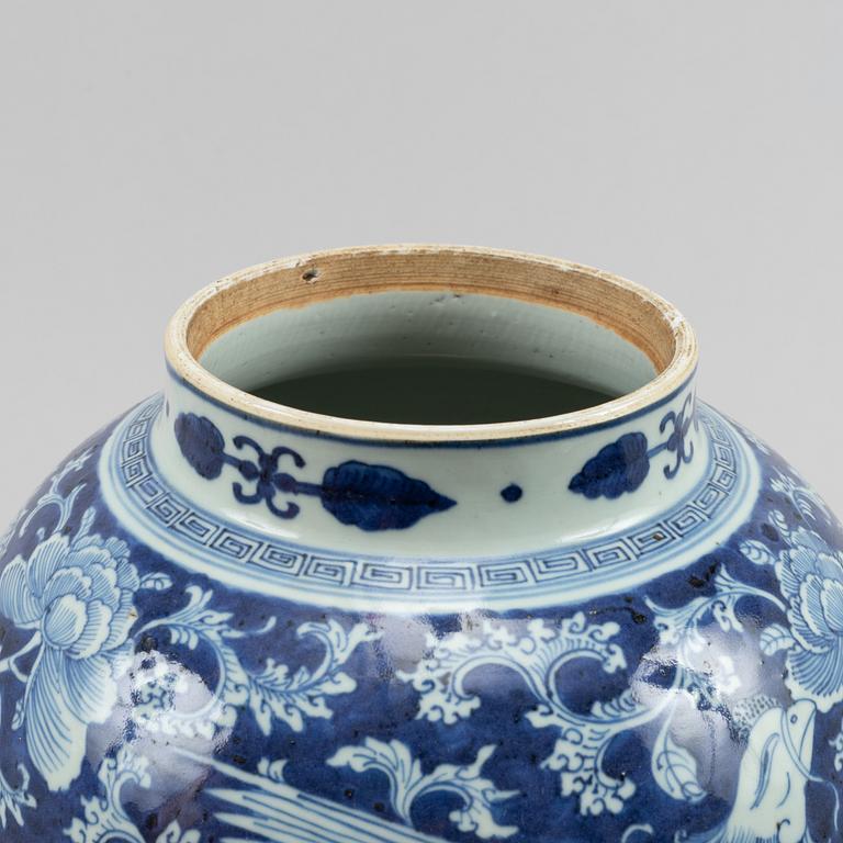 A blue and white jar with cover, Qing dynasty, 19th Century.