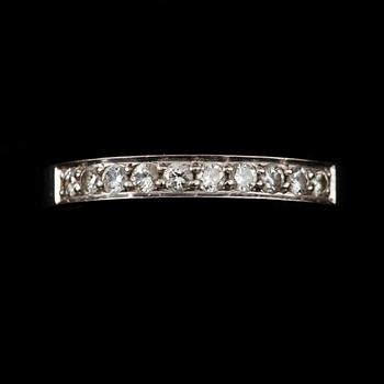 RING, 18 k vitguld med briljantslipade diamanter, tot ca 0,35 ct. Göteborg 1974. Vikt 3,8 g.