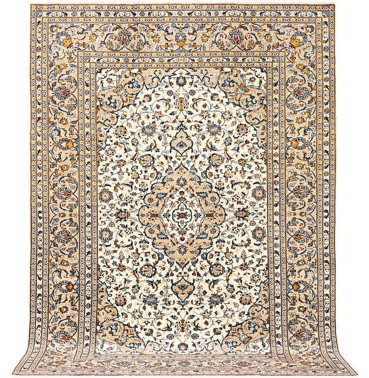 A Kashan carpet, a. 340 x 242 cm.