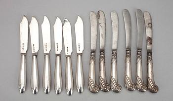 HEDELMÄVEITSIÄ, 6 kpl, hopeaa, Suomi, paino noin 166 g, ja VOIVEITSIÄ, 6 kpl, kahvat hopeaa, Birmingham, Englanti 1908.