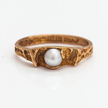 Björn Weckström, A14K gold and cultured pearl ring "Small word". Lapponia 1970.