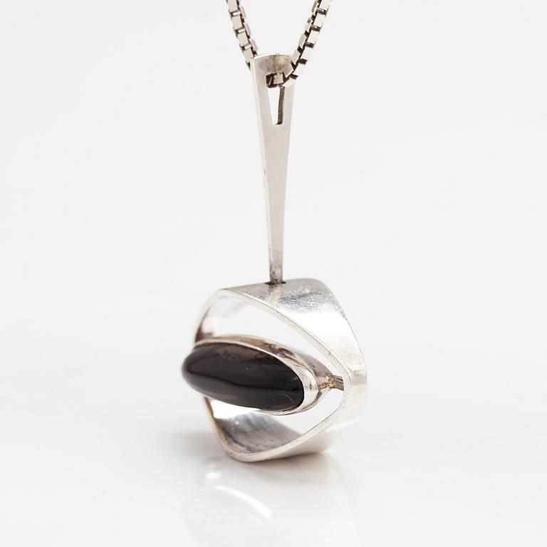 Elis Kauppi, A silver necklace with a tiger's eye. Kuoittaan kultaa, Turku 1961.