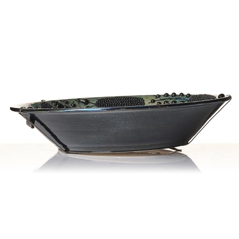 Birger Kaipiainen, a large decorative stoneware dish, Arabia, Finland, probably 1970s.