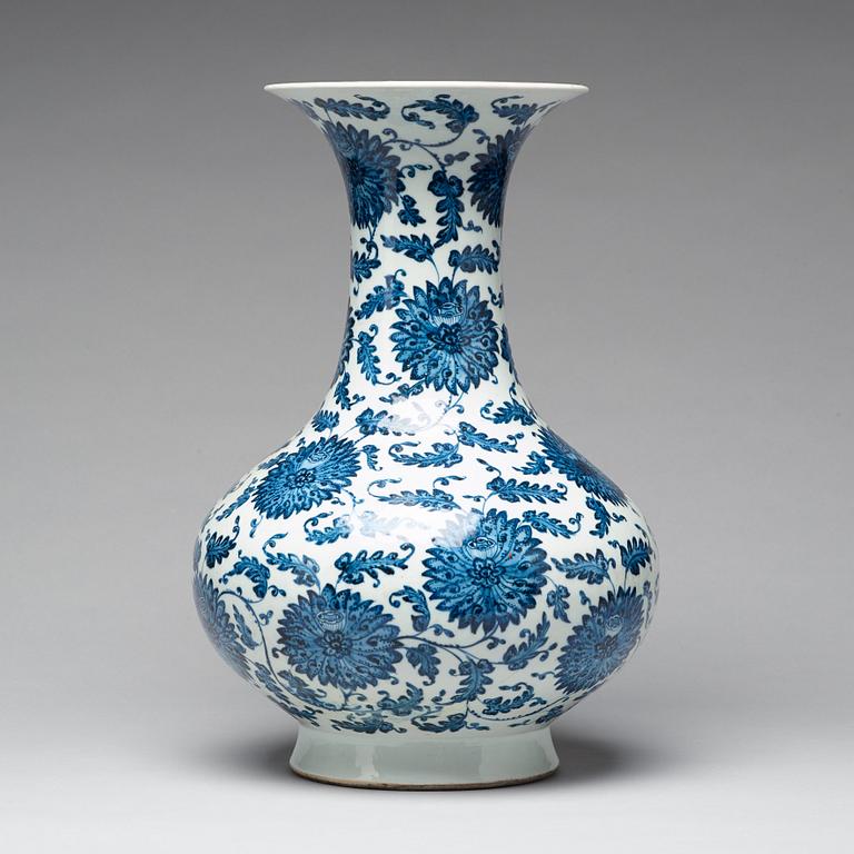 VAS, porslin. Qingdynastin (1644-1912).