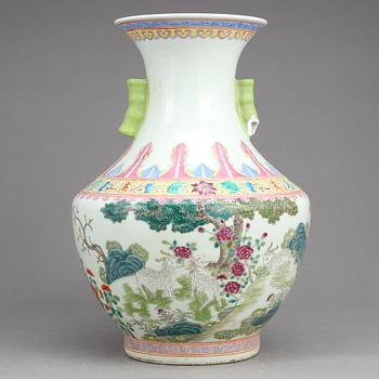 VAS, porslin, Kina, 1900-tal.