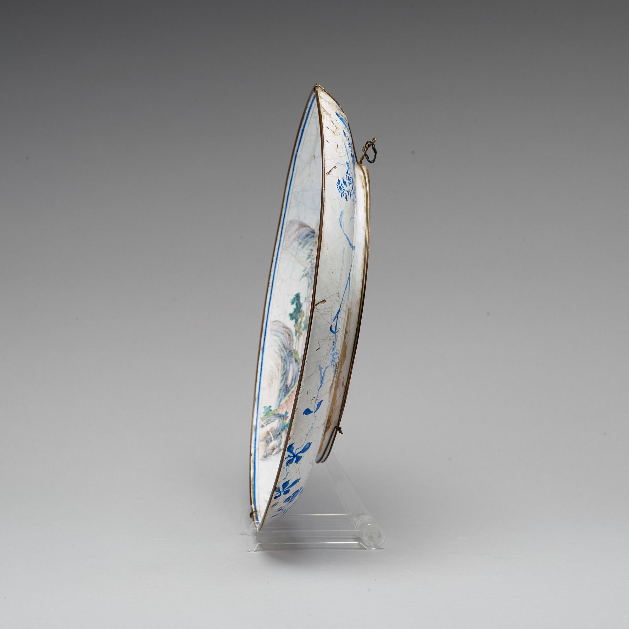 FAT, emalj på koppar. Qingdynastin, omkring 1700, signerad av Zhuju Zhuren, troligen Shen Cunzhou (1629-1709).