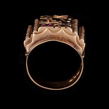 RING, 18K guld, syntetisk rubin. Vikt ca 19,0 g.
