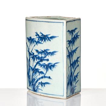 Ställ/vas, porslin. Transition, 1600-tal.