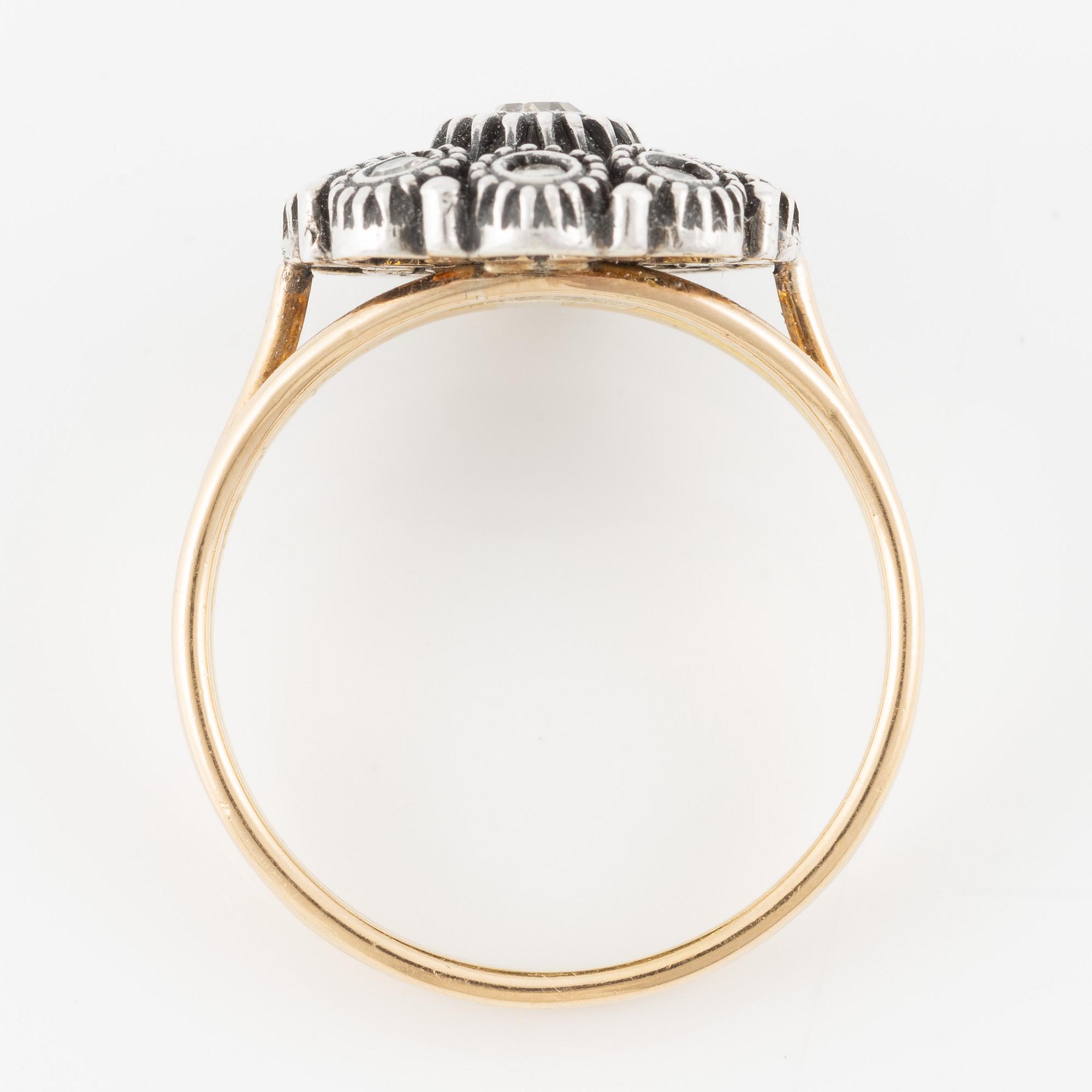 Ring in gold and silver set with octagonal-cut diamonds.