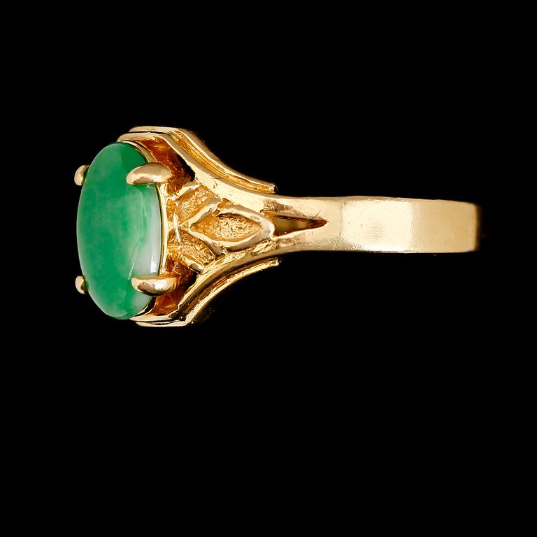RING, 18K guld, nefrit. Total vikt ca 5 g.