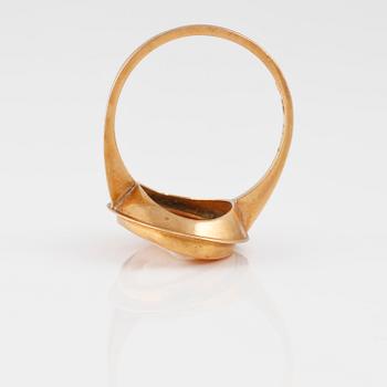 RING, 18K guld med skuren snäckskalskamé, Trege, Göteborg. Vikt 4,1 gram.