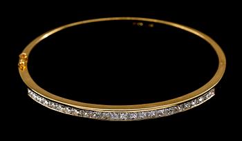 BANGLE, princess cut diamonds, tot. app. 3.60 cts.