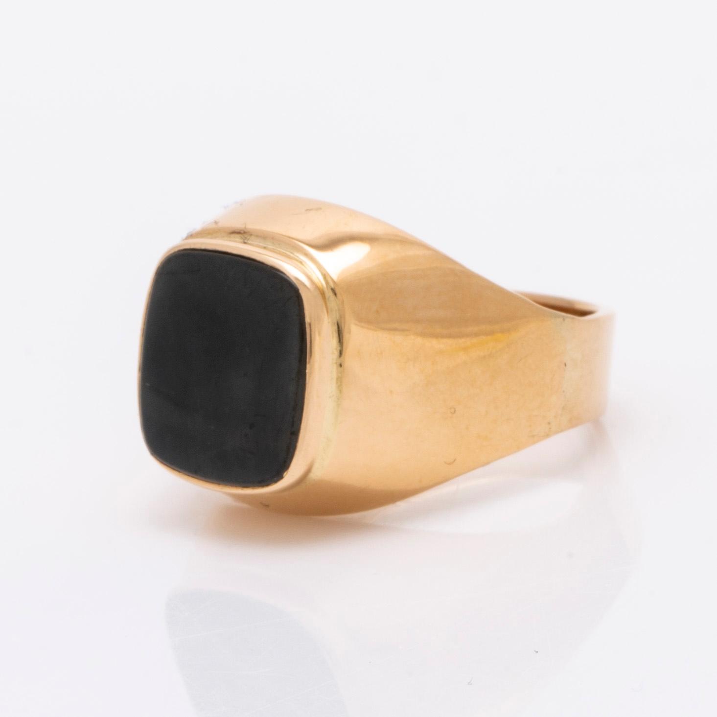 Klackring, 18K guld, onyx ca 10 x 10 mm, total vikt 10,5 g.