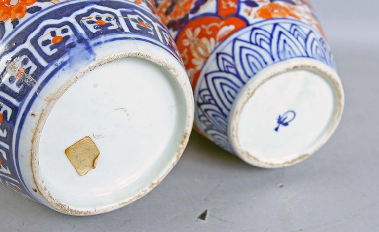 VASER, 2 st, porslin, Imari-dekor, Japan, omkring 1900.