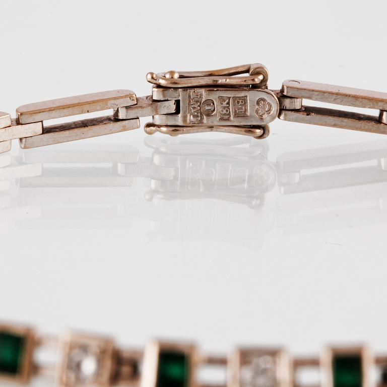 ARMLÄNK, 18K vitguld med 9 briljantslipadediamanter samt 8 smaragder, Georg Perenyi Lawepe, Stockholm, 1961. Vikt 13,1 g.