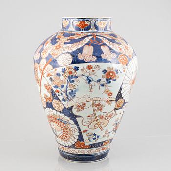 A large Japanese imari porcelain urn, Meiji (1868-1912).