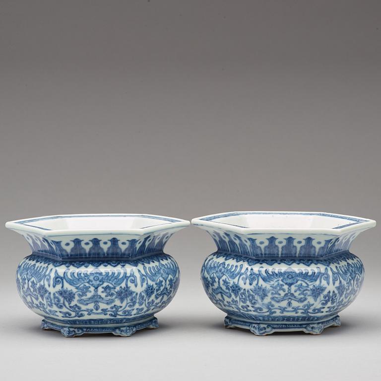 A pair of blue and white flower pots, late Qing dynasty, with Qianlongs seal mark.