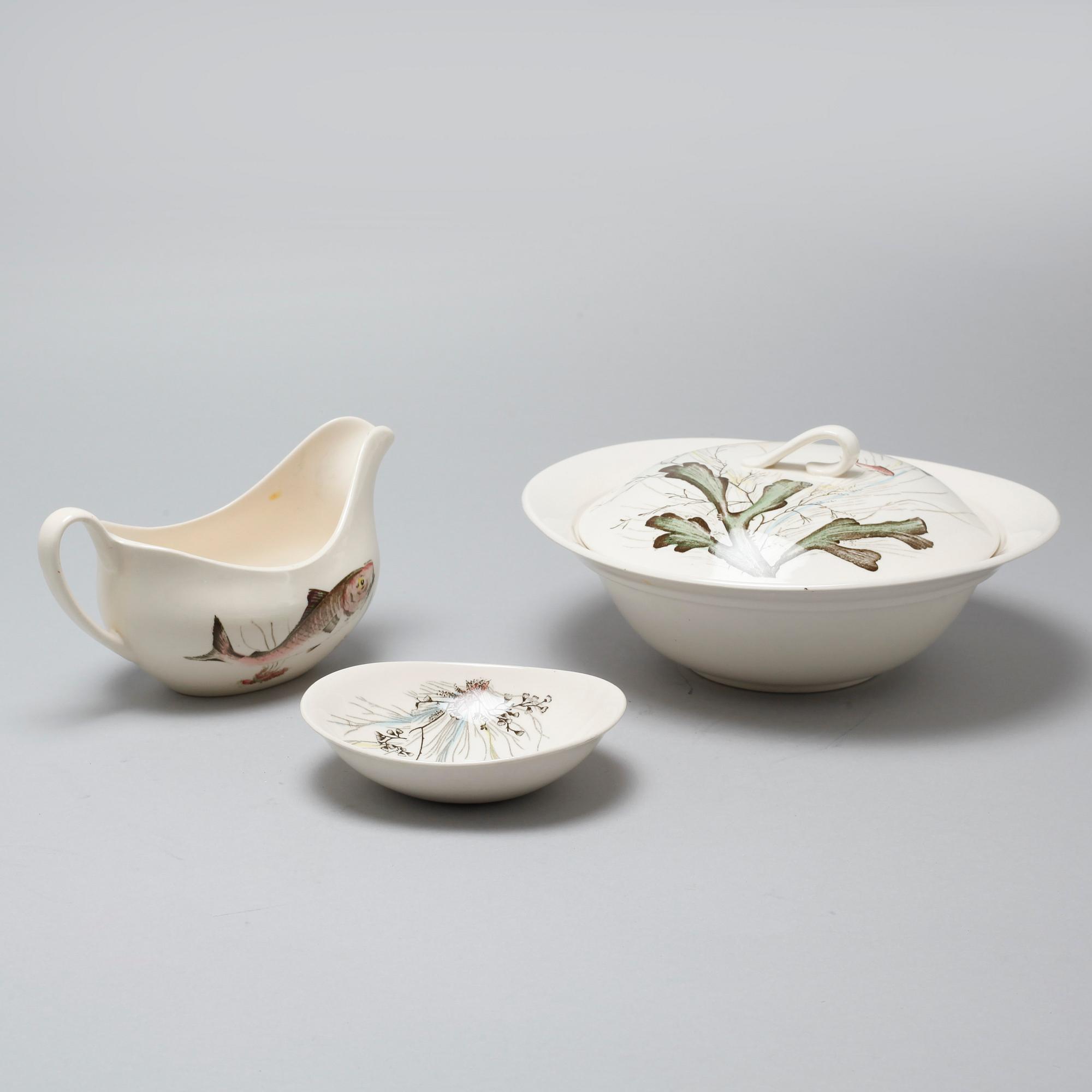 17 pieces of eartheware tableware from Johnson Bros, England, second half of the 20th century.