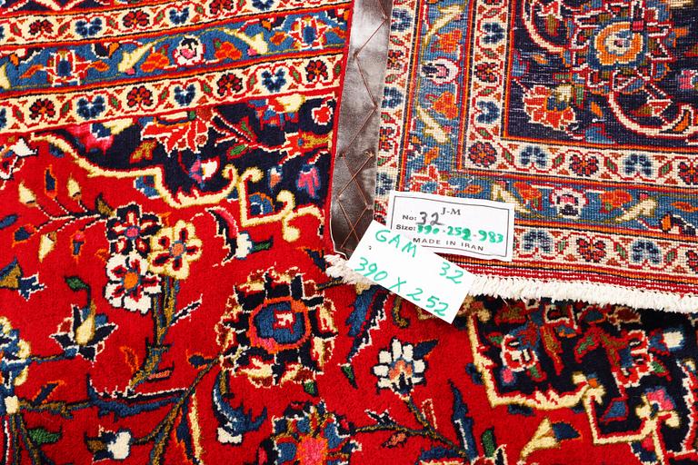 A Kashan carpet, c. 390 x 252 cm.