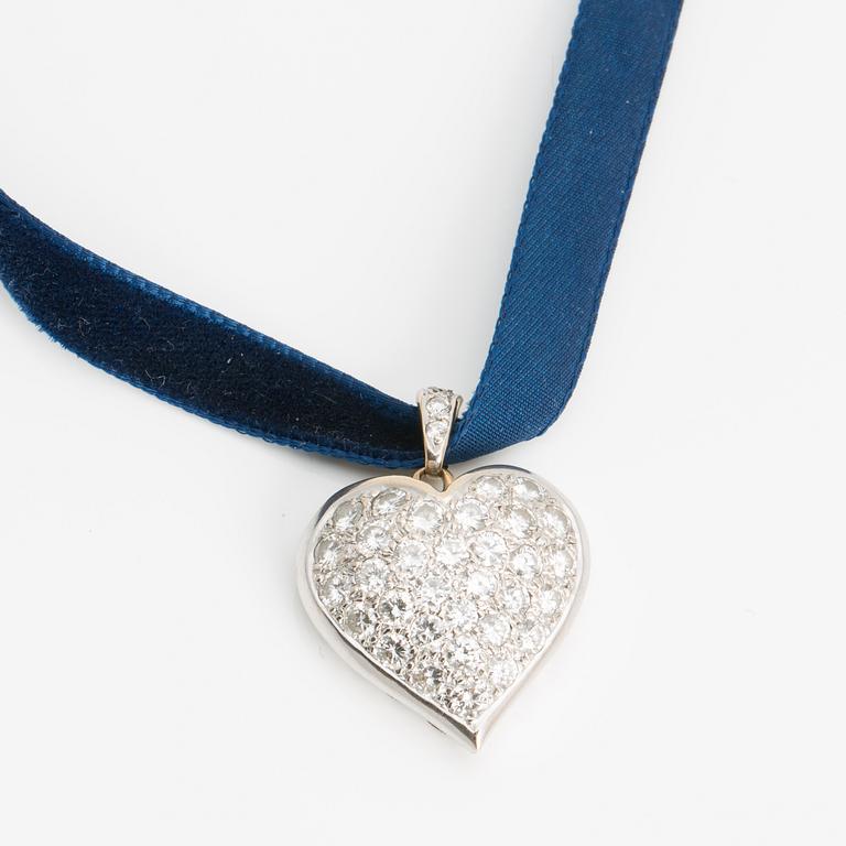 A ca 4.00 ct brilliant-cut diamond pendant.