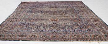 An antique Kirman carpet, ca 410 x 290 cm.