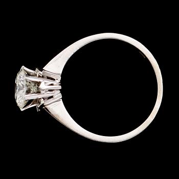 RING, 18 k vitguld, solitär briljantslipad diamant  ca 1.37 ct.