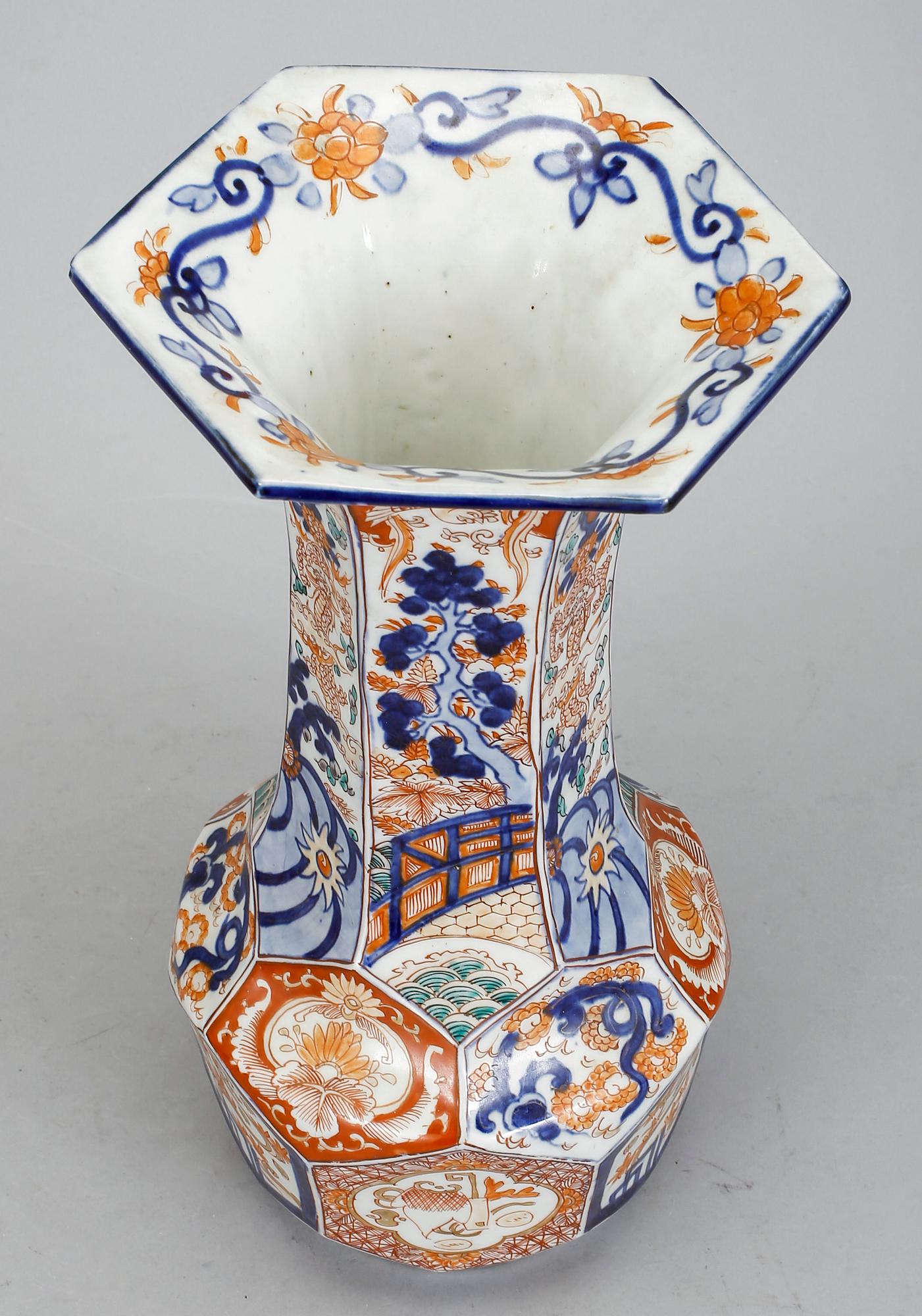 VAS, porslin, Japan omkring 1900.