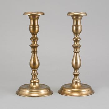 LJUSSTAKAR, ett par, malm, 1800-tal.