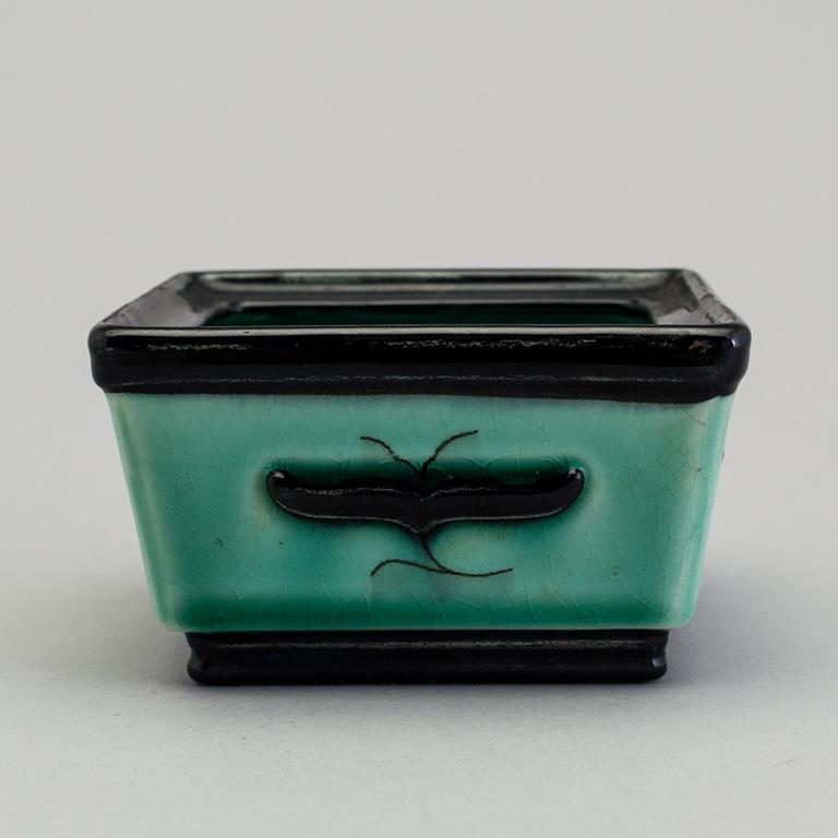 ILSE CLAESSON, "Serie V", 4 ytterfoder och lockask, flintgods. Rörstrand 1930-tal.