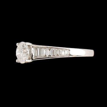 RING, 18 k vitguld, briljant- och baguettslipade diamanter tot 1.43 ct.