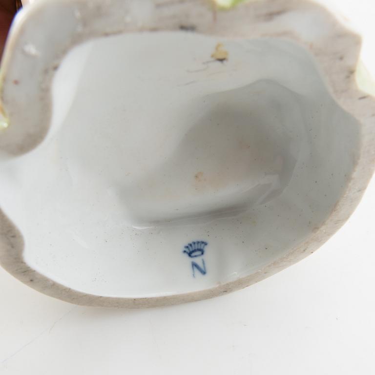 Figurin Neapel-liknande märke 1900-talets första hälft porslin.