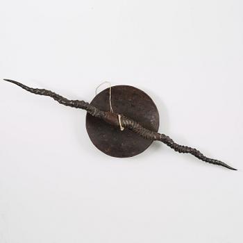 MADUSKÖLD, horn, brons och mässing. Indien, 1800-tal.