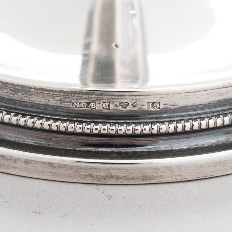 Skål, silver, och ljusstakar, ett par, silver, Sverige 1985 resp. 1959.