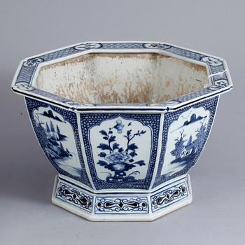 A blue and white flower pot, Qing dynasty, 19th Century.