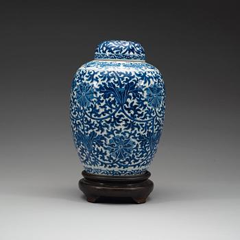 A blue and white jar with cover, Qing dynasty, 19th Century.