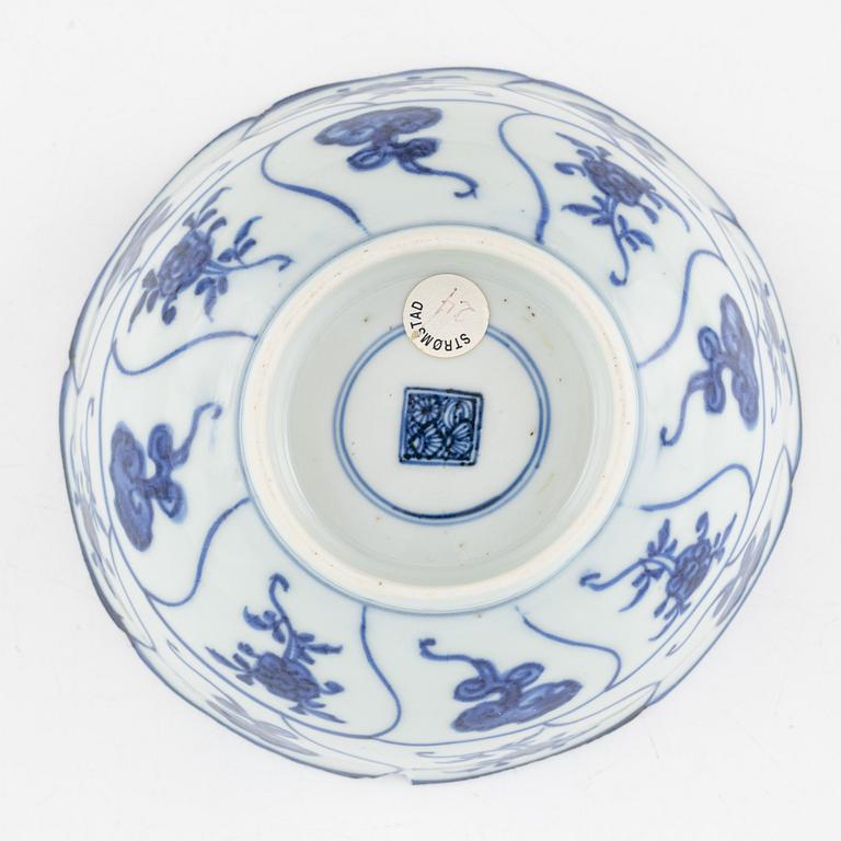 A blue and white bowl, Qing dynasty, 18th Century.