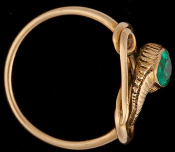 An emerald snake ring, 0.59 cts.