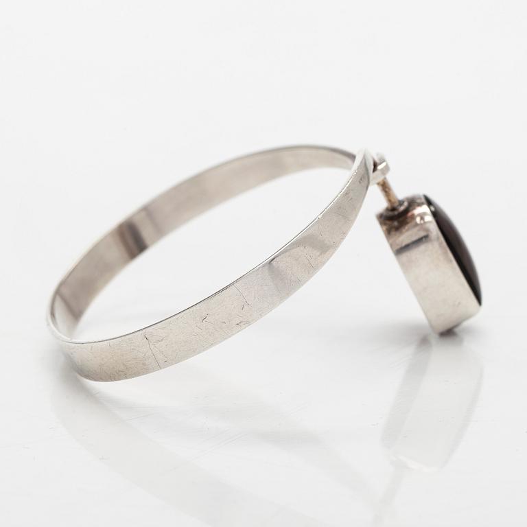 Armring, rökkvarts, silver, Veikko Reinikka, Kalevala Koru, Helsingfors 1960.